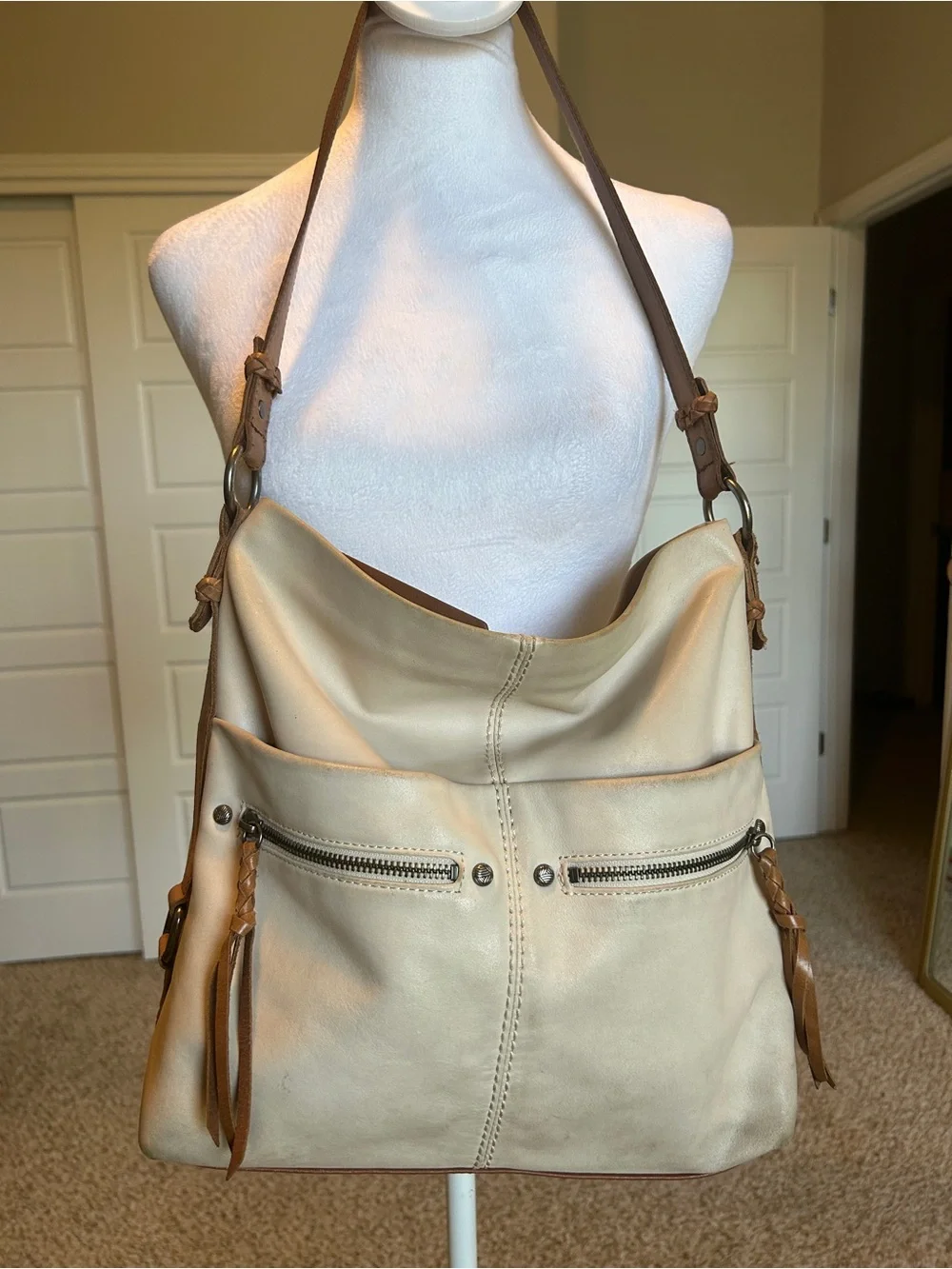 The Sak Ashland Leather Bucket Hobo Shoulder Bag Slouchy Boho Coastal Cream
